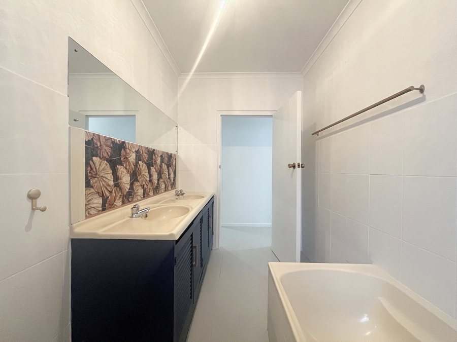 To Let 3 Bedroom Property for Rent in Lemoenkloof Western Cape